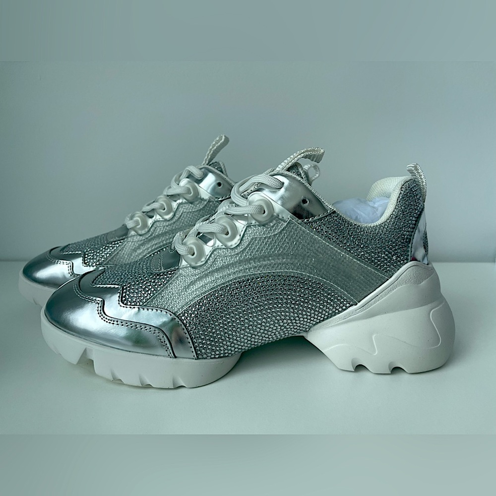 Sneakers size US 8-8.5 (24.5)